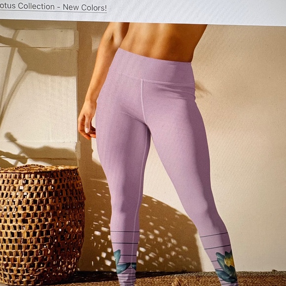 White  buffalo top and leggings in lavender with Lotus flower accents. Size L - Picture 7 of 7